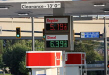 La confianza del consumidor vuelve a caer por aumento en el precio de la gasolina
