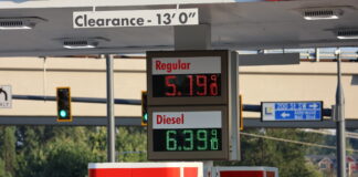 La confianza del consumidor vuelve a caer por aumento en el precio de la gasolina
