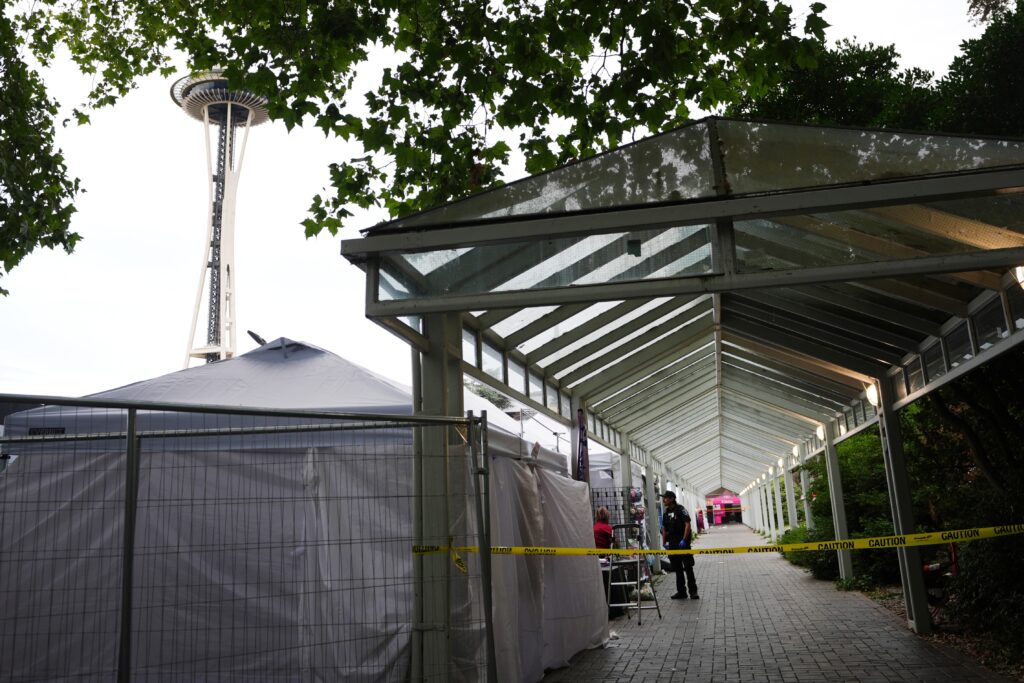 La policía responde a un tiroteo en el Seattle Center durante el festival de comida Bite of Seattle el domingo 26 de julio de 2026, en Seattle, Washington. (Foto AP/Lindsey Wasson)