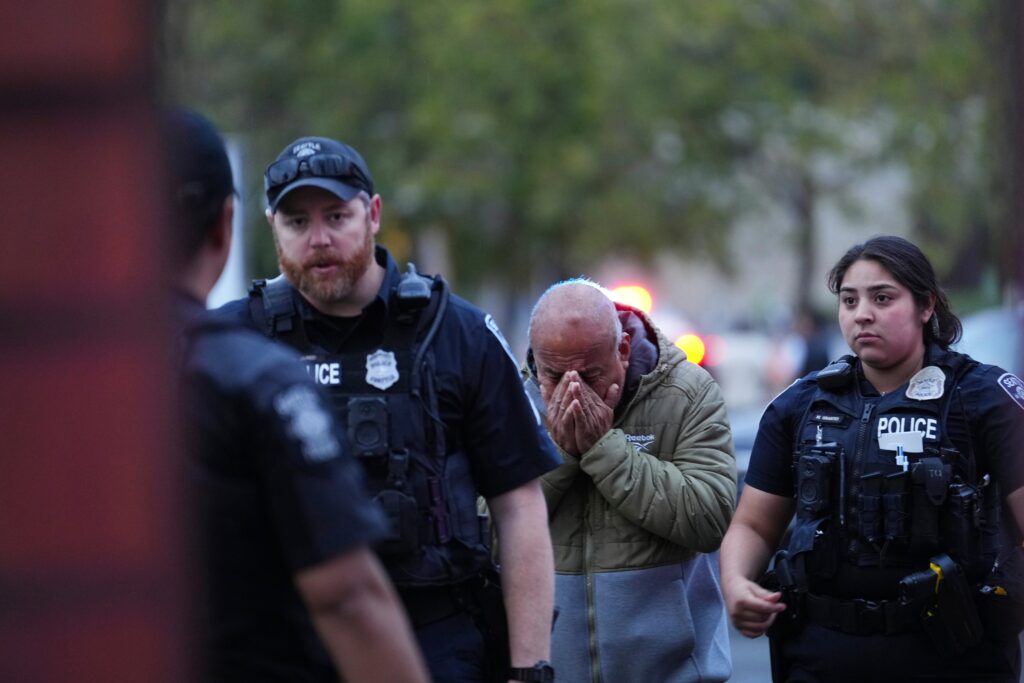 Un hombre no identificado es llevado a la escena por la policía después de que respondieron a un tiroteo en el Seattle Center durante el festival gastronómico Bite of Seattle el domingo 26 de julio de 2026, en Seattle, Washington. (Foto AP/Lindsey Wasson)