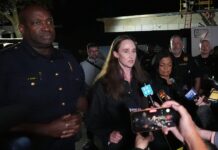 Tiroteo durante Bite of Seattle deja tres muertos y cuatro heridos; policía busca a un segundo presunto tirador La alcaldesa de Seattle, Katie Wilson, en el centro, con el subjefe de policía de Seattle, Tyrone Davis, a la izquierda, y la representante Pramila Jayapal, D-Wash, centro a la derecha, habla en una conferencia de prensa después de un tiroteo en el festival gastronómico Bite of Seattle el domingo 26 de julio de 2026, en Seattle, Washington. (Foto AP/Lindsey Wasson)