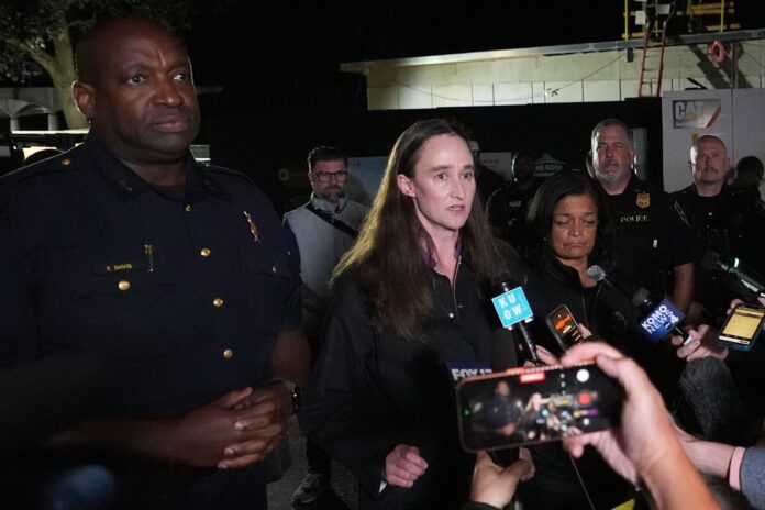 Seattle Shooting La alcaldesa de Seattle, Katie Wilson, en el centro, con el subjefe de policía de Seattle, Tyrone Davis, a la izquierda, y la representante Pramila Jayapal, D-Wash, centro a la derecha, habla en una conferencia de prensa después de un tiroteo en el festival gastronómico Bite of Seattle el domingo 26 de julio de 2026, en Seattle, Washington. (Foto AP/Lindsey Wasson)