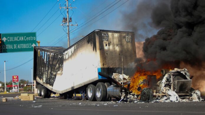 Camión arde en Culiacán