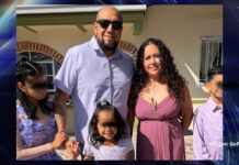 Consulado de México en Seattle brinda asistencia a familia de mexicano fallecido en Seattle Center Carlos Israel Sánchez Villalba posa con su esposa y sus tres hijos en una fotografía familiar compartida en una campaña de GoFundMe tras el tiroteo de Bite of Seattle.