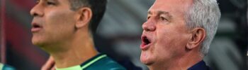 Javier "El Vasco" Aguirre (derecha) y su sucesor al frente de la Selección Mexicana, Rafael Márquez, observan la cancha antes del partido amistoso entre México y Colombia, el sábado 11 de octubre de 2025, en Arlington, Texas.