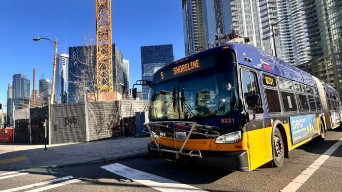 Metro Bus con la señal de Shoreline en el centro de la ciudad de Seattle.