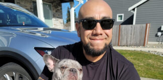 Carlos Israel Sánchez Villalba sonríe mientras sostiene a su perro en una fotografía utilizada por su familia en una campaña de GoFundMe tras su fallecimiento.