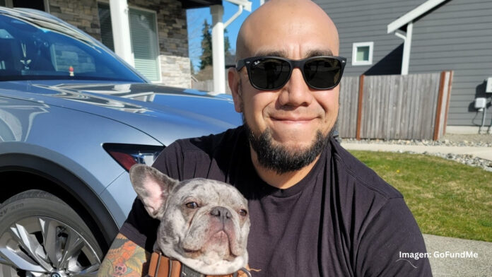 Carlos Israel Sánchez Villalba sonríe mientras sostiene a su perro en una fotografía utilizada por su familia en una campaña de GoFundMe tras su fallecimiento.