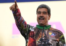 Nicolás Maduro regresa a la corte en Nueva York por caso de narcotráfico El expresidente de Venezuela, Nicolás Maduro, señala a sus seguidores durante un mitin de campaña en el vecindario de Catia, en Caracas, Venezuela, el 18 de julio de 2024. (AP Foto/Matias Delacroix, archivo)