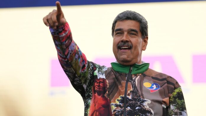 El expresidente de Venezuela, Nicolás Maduro, señala a sus seguidores durante un mitin de campaña en el vecindario de Catia, en Caracas, Venezuela, el 18 de julio de 2024. (AP Foto/Matias Delacroix, archivo)