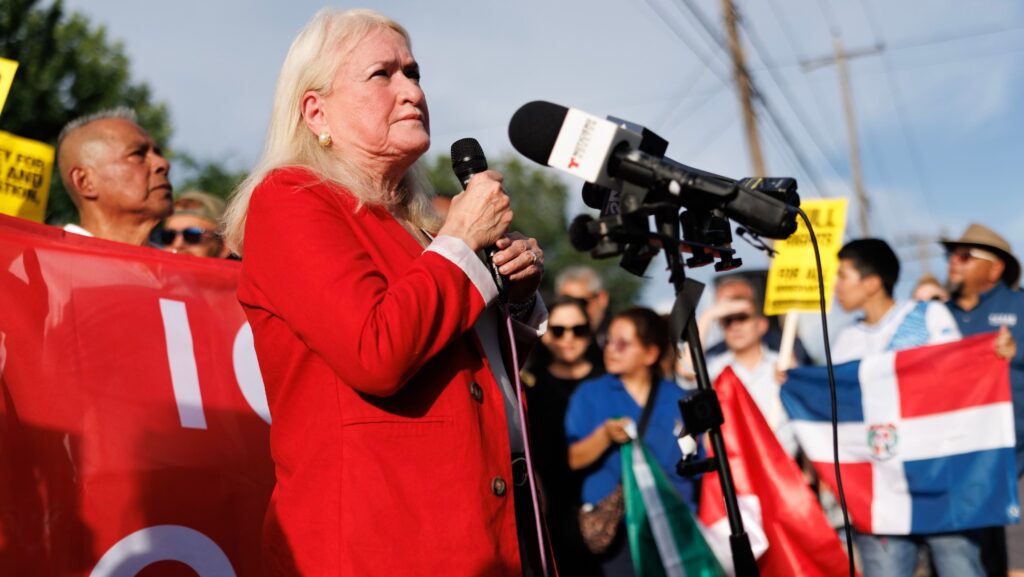 La congresista Sylvia García habla durante una vigilia por Lorenzo Salgado Araujo, un ciudadano mexicano al que le disparó fatalmente un agente federal de inmigración un día antes, el miércoles 8 de julio de 2026, en Houston. (Foto AP/Mark Felix)