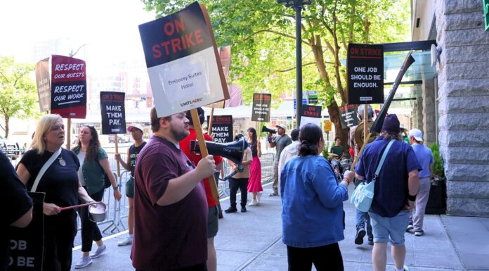 Trabajadores en huelga de hotel en Seattle ya pueden cobrar desempleo
