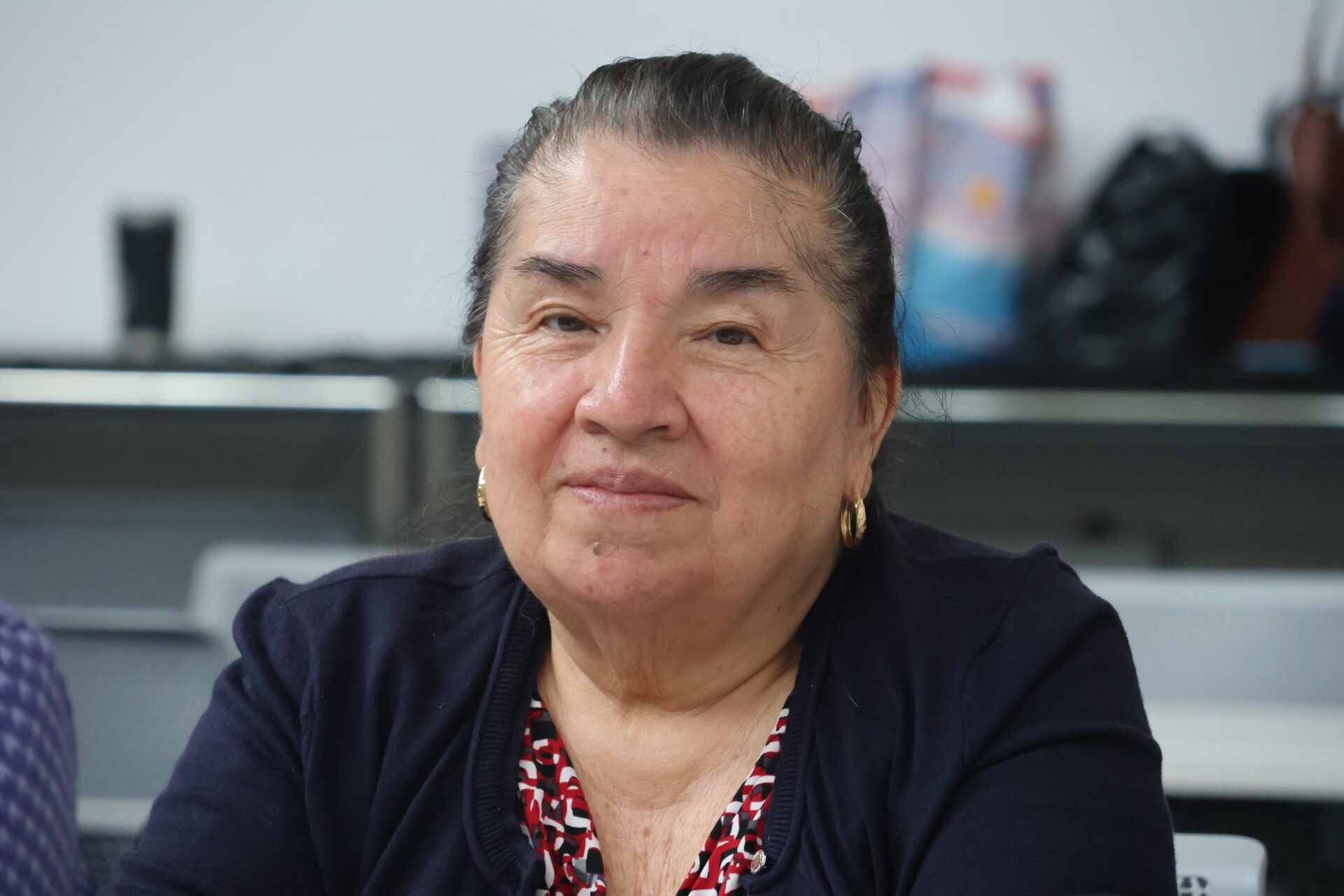 Angélica Alonzo, integrante del grupo hispano de Homage Senior Services, durante una reunión en Verdant Health Commission mientras participa en una sesión informativa sobre prevención de fraudes bancarios.