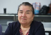 Verdant y Homage unen esfuerzos para apoyar a adultos mayores hispanos del sur de Snohomish Angélica Alonzo, integrante del grupo hispano de Homage Senior Services, durante una reunión en Verdant Health Commission mientras participa en una sesión informativa sobre prevención de fraudes bancarios.