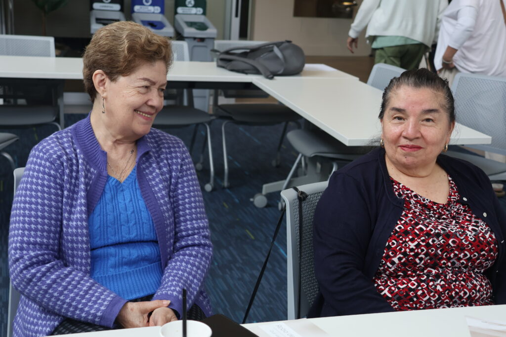 Beatriz Camacho y Angélica Alonzo, integrantes del grupo hispano de Homage Senior Services, durante una reunión en Verdant Health Commission donde recibieron información sobre prevención de fraudes bancarios.
