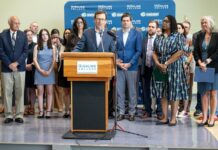 Ferguson propone exigir FAFSA tras perderse más de $80 millones en ayuda estudiantil en Washington 13 de julio de 2026. El gobernador Bob Ferguson habla desde un podio durante una conferencia de prensa en Highline College, en Des Moines, acompañado por estudiantes, funcionarios y representantes educativos, al anunciar una propuesta para exigir la FAFSA o la WASFA como requisito de graduación en Washington.