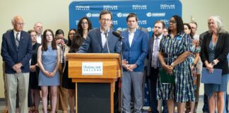 Ferguson propone exigir FAFSA tras perderse más de $80 millones en ayuda estudiantil en Washington 13 de julio de 2026. El gobernador Bob Ferguson habla desde un podio durante una conferencia de prensa en Highline College, en Des Moines, acompañado por estudiantes, funcionarios y representantes educativos, al anunciar una propuesta para exigir la FAFSA o la WASFA como requisito de graduación en Washington.
