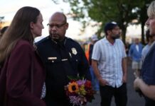 Múltiples medios reportan que el jefe de la Policía de Seattle dejaría el cargo La alcaldesa de Seattle, Katie Wilson (izquierda), y el jefe de policía de Seattle, Shon Barnes (centro), asisten a la vigilia en memoria de las víctimas del tiroteo ocurrido en el Seattle Center durante el festival gastronómico Bite of Seattle, el lunes 27 de julio de 2026, en Seattle. (Foto AP/Lindsey Wasson)