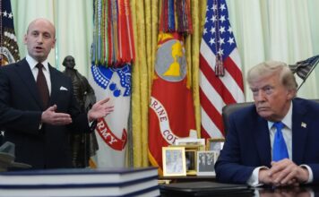 Gobierno de Trump endurece restricciones a toda la inmigración a EE.UU. El presidente Donald Trump escucha a Stephen Miller, subjefe de gabinete de la Casa Blanca, mientras habla en el Despacho Oval el 6 de agosto de 2026.