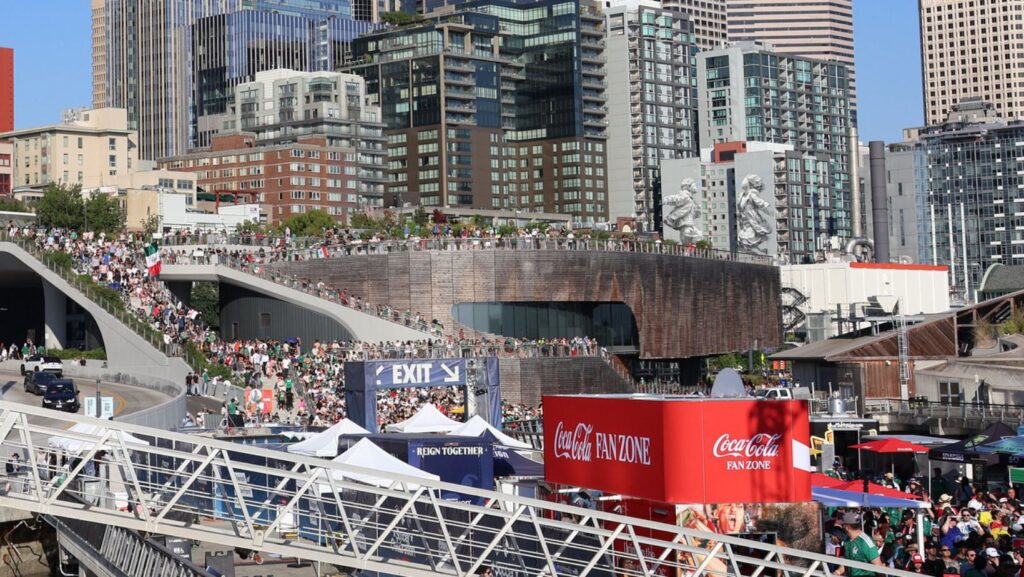 Multitud reunida en la barcaza de Lenovo instalada en el malecón de Seattle durante el partido entre México y República Checa en la Copa del Mundo.