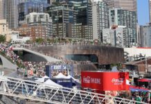 Centro de Seattle supera 3.7 millones de visitantes en julio Multitud reunida en la barcaza de Lenovo instalada en el malecón de Seattle durante el partido entre México y República Checa en la Copa del Mundo.