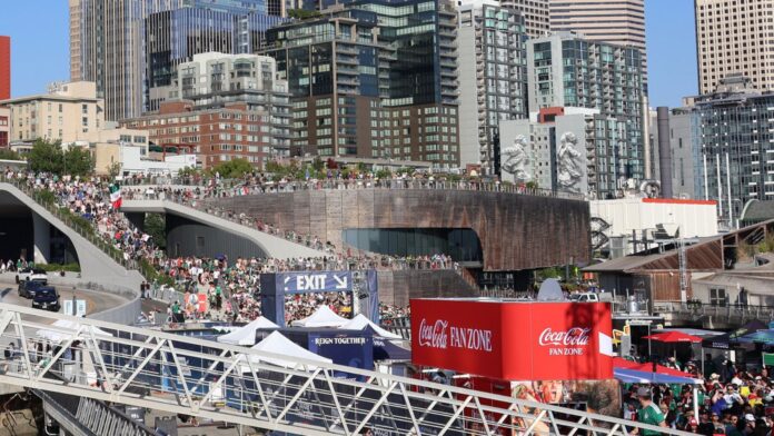 Aficionados abarrotan el malecón de Seattle durante el Mundial Multitud reunida en la barcaza de Lenovo instalada en el malecón de Seattle durante el partido entre México y República Checa en la Copa del Mundo.