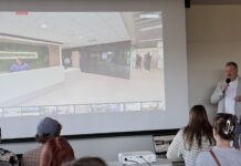Condado King avanza con nuevo centro para crisis de salud mental en un popular vecindario de Seattle Joel Conger, presidente regional de la zona oeste de Connections Health Solutions, habla ante un grupo durante una presentación sobre el centro de crisis, junto a un podio del condado de King.