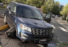 Arrestan a conductor que duplicaba el límite de alcohol en Redmond Camioneta Ford con daños en la parte delantera tras chocar contra una isleta peatonal en Redmond.