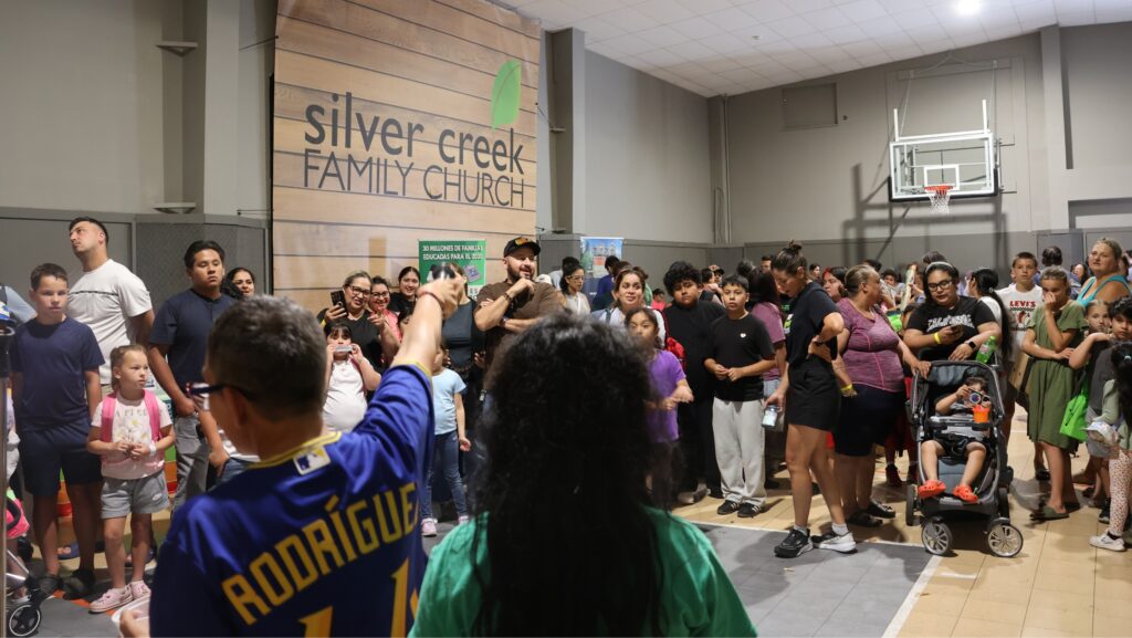 Familias y niños participan en el evento comunitario de regreso a clases realizado en Silver Creek Family Church en Lynnwood.