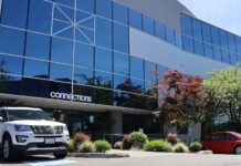 Solo ayuda: Connections Kirkland ofrece atención de salud mental sin seguro ni identificación Entrada principal de Connections Kirkland con el letrero de la organización visible en la fachada.