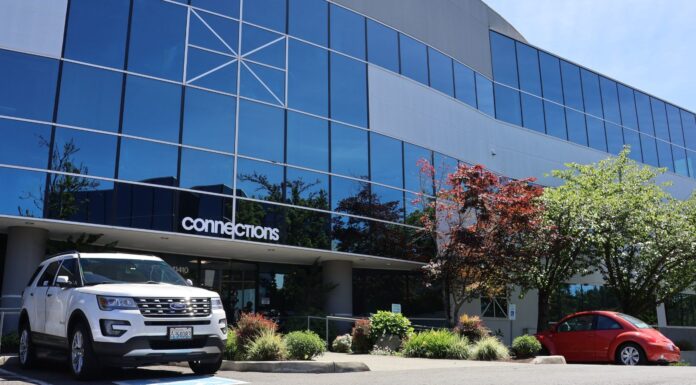 Solo ayuda: Connections Kirkland ofrece atención de salud mental sin seguro ni identificación Entrada principal de Connections Kirkland con el letrero de la organización visible en la fachada.