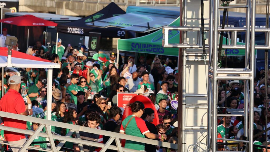 Aficionados con camisetas de la selección mexicana observan el partido entre México y República Checa desde la plataforma flotante de Lenovo en Seattle.