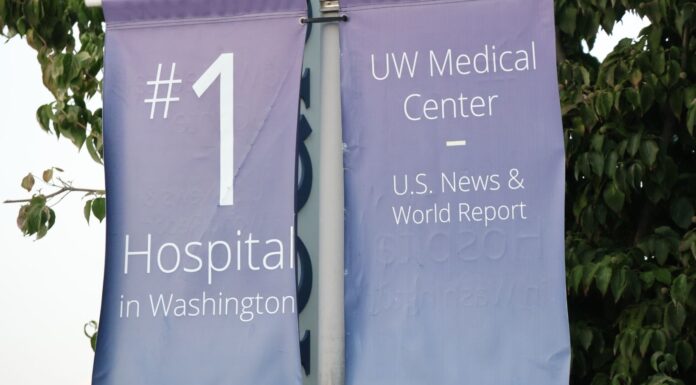 UW Medicine abre programa de inmersión para estudiantes interesados en atención primaria Banderines de UW Medical Center instalados en el campus de UW Medicine en South Lake Union, Seattle.