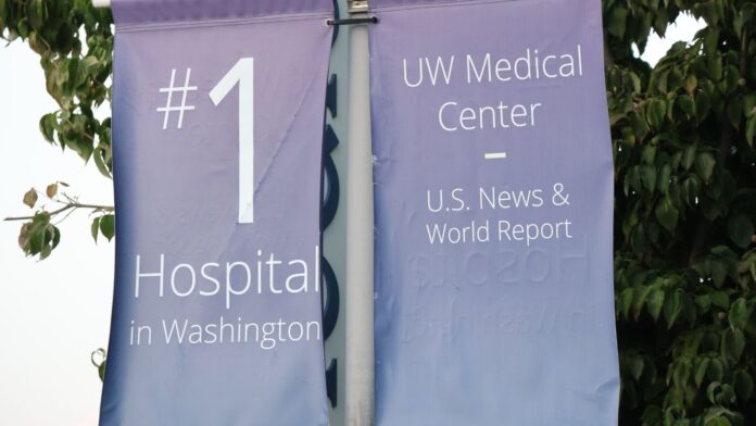Banderines de UW Medical Center instalados en el campus de UW Medicine en South Lake Union, Seattle.