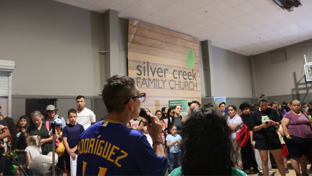 Karina Gasperin se dirige a las familias durante el evento de regreso a clases en Silver Creek Family Church.