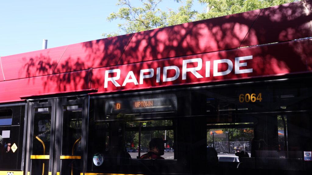 Autobús RapidRide de King County Metro circula por el centro de Seattle en agosto de 2026.