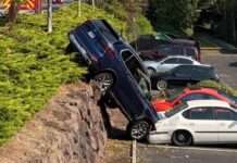 Bomberos rescatan a dos personas de una camioneta suspendida en Lynnwood