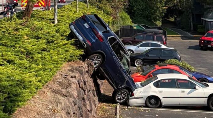 Bomberos rescatan a dos personas de una camioneta suspendida en Lynnwood
