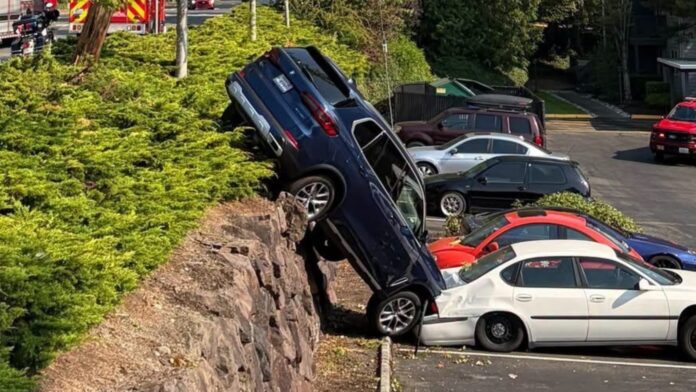Bomberos aseguran camioneta durante rescate en Lynnwood