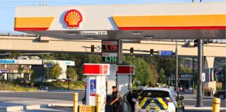 Precio de la gasolina vuelve a subir en WA y supera los $5 por galón