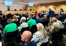 Condado Snohomish aprueba nuevo impuesto para financiar seguridad pública Asistentes llenan la sala del Consejo del Condado de Snohomish durante una reunión pública en la que se discutieron asuntos relacionados con seguridad pública y justicia.