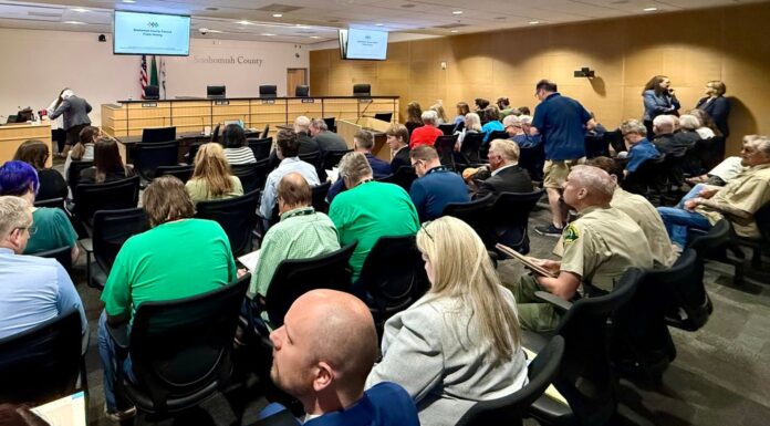 Condado Snohomish aprueba nuevo impuesto para financiar seguridad pública Asistentes llenan la sala del Consejo del Condado de Snohomish durante una reunión pública en la que se discutieron asuntos relacionados con seguridad pública y justicia.