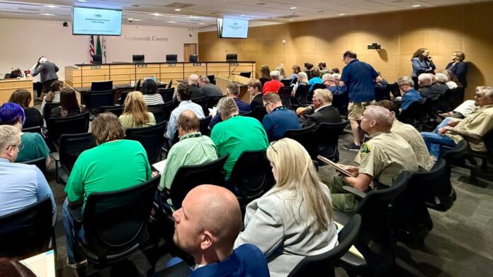 Snohomish county council session Asistentes llenan la sala del Consejo del Condado de Snohomish durante una reunión pública en la que se discutieron asuntos relacionados con seguridad pública y justicia.