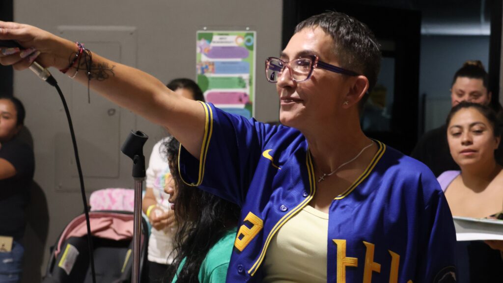 Karina Gasperin anuncia a los ganadores de bicicletas y otros premios durante el evento de regreso a clases en Lynnwood.