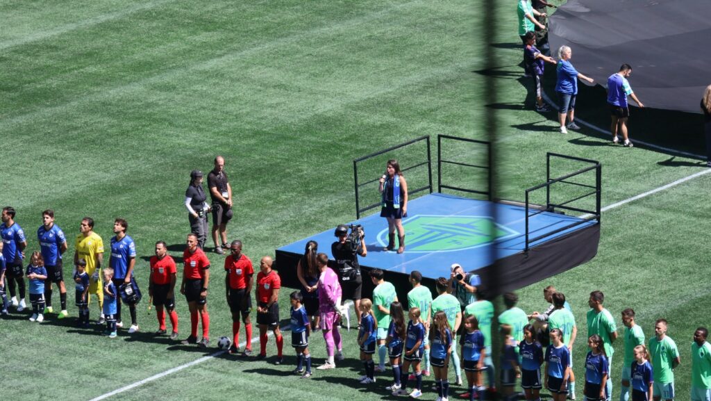 Jugadores de Seattle Sounders y Querétaro FC durante la ceremonia previa a su partido de Leagues Cup 2026 en Lumen Field.