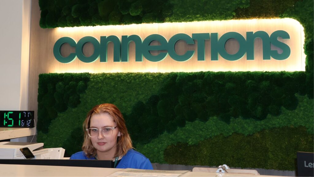 Área de recepción de Connections Kirkland con el logotipo de Connections en la pared.