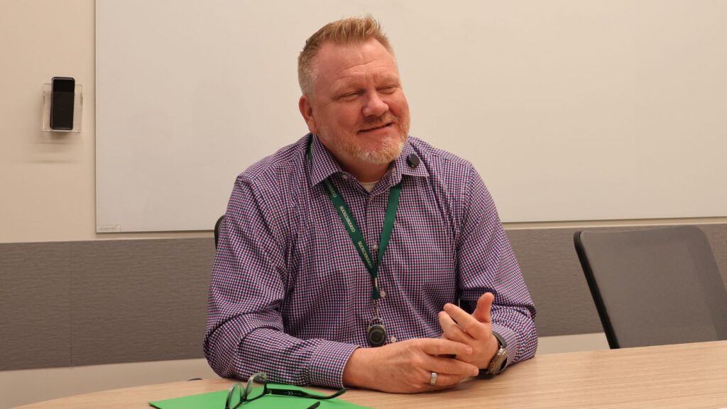 Joel Conger, presidente de Connections Health Solutions, durante una entrevista con Latino Herald en Kirkland.