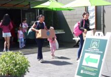 Evento de regreso a clases en Lynnwood atiende a 820 personas Familias salen con alimentos y otros recursos del evento organizado por Well Being Community Center en Lynnwood.