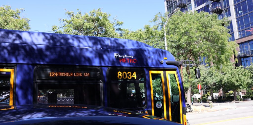 Autobús de King County Metro de la ruta 124 hacia Tukwila circula por una calle de Seattle en agosto de 2026.