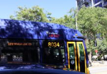 Más autobuses y menos espera: Metro amplía servicio en King County a final del mes Autobús de King County Metro de la ruta 124 hacia Tukwila circula por una calle de Seattle en agosto de 2026.